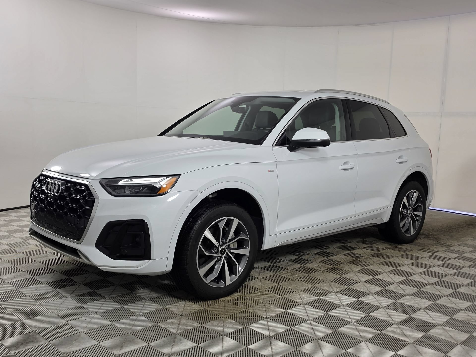 Certified 2024 Audi Q5 2.0T Premium Plus AWD/4WD image 3