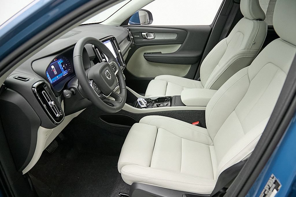 Certified 2025 Volvo XC40 B5 Ultra AWD/4WD image 17