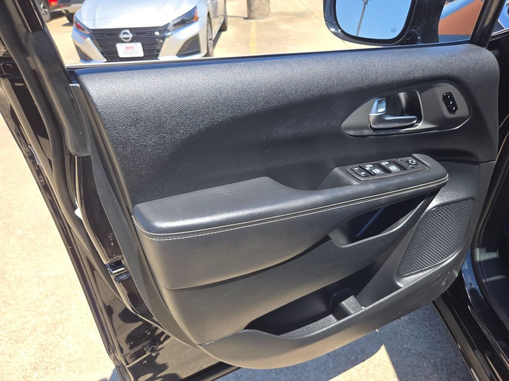 Used 2025 Chrysler Pacifica Select FWD image 11