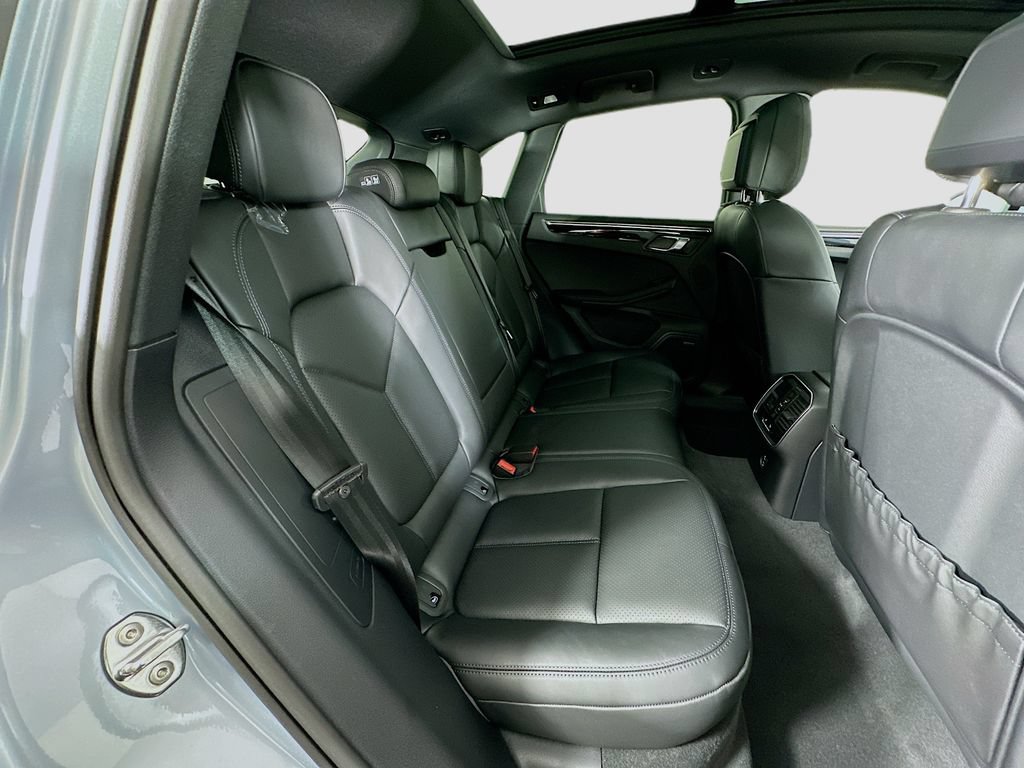 Certified 2026 Porsche Macan AWD/4WD image 29