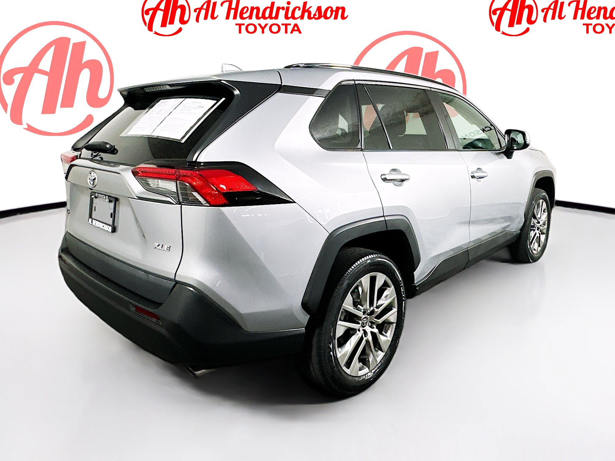 Used 2022 Toyota RAV4 XLE Premium FWD image 3