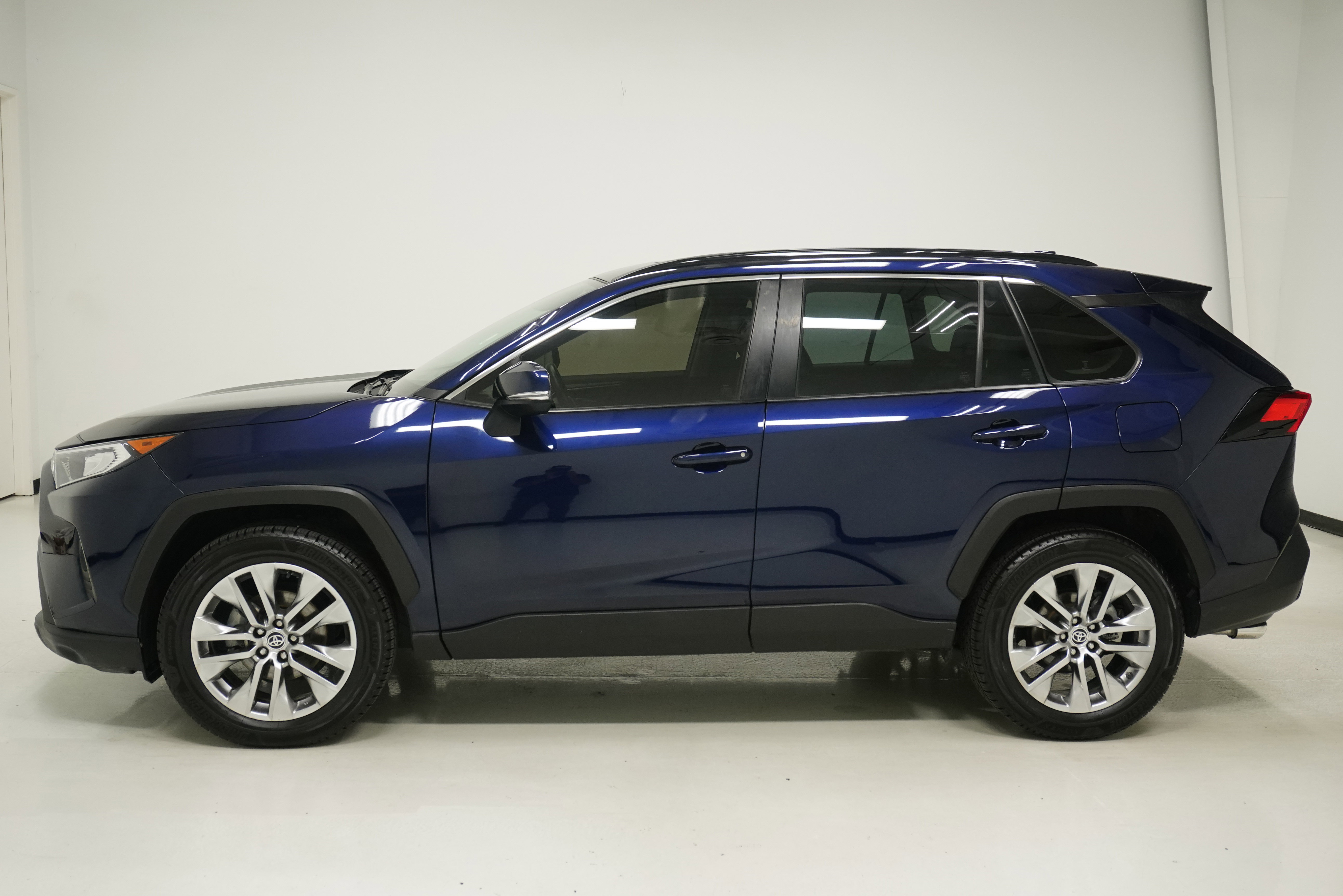 Used 2020 Toyota RAV4 XLE Premium image 7