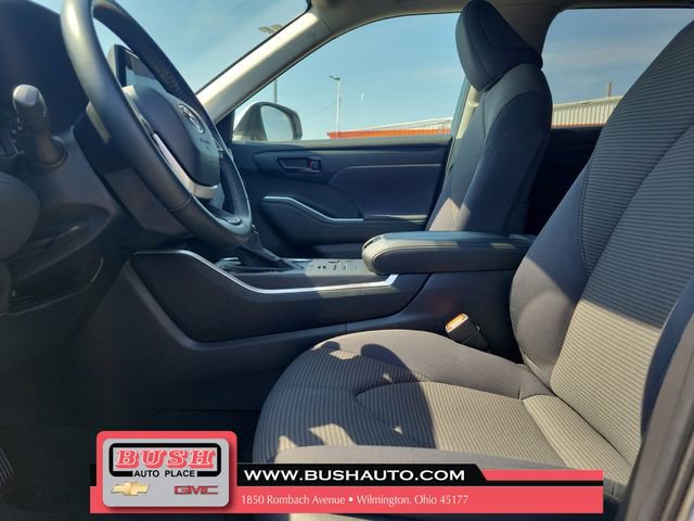 Used 2024 Toyota Highlander LE AWD/4WD image 17