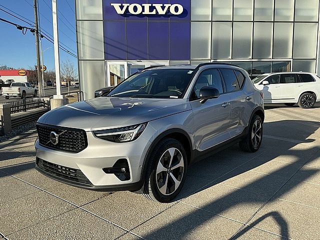 Certified 2025 Volvo XC40 B5 Plus image 3