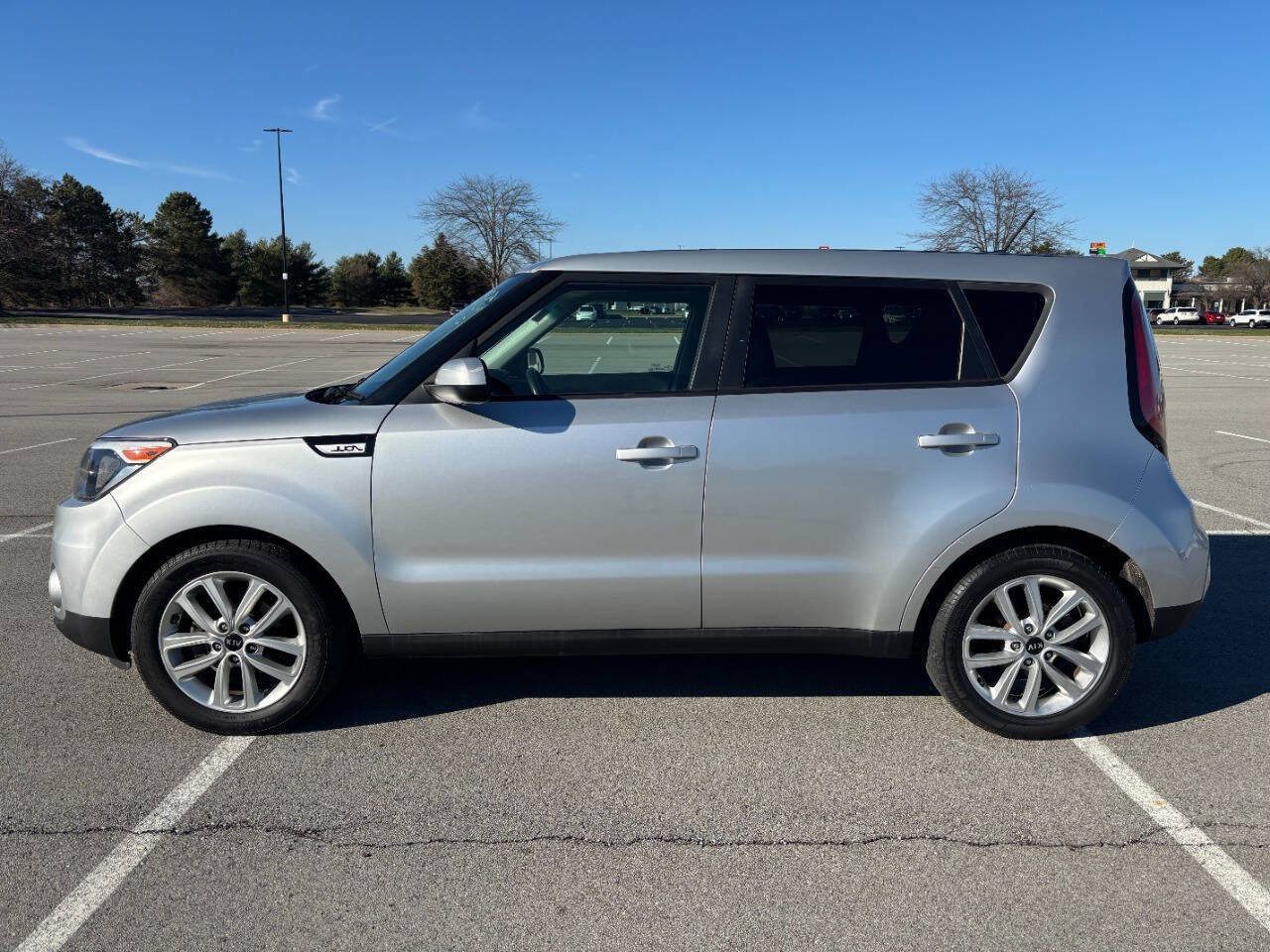 Used 2017 Kia Soul + image 1