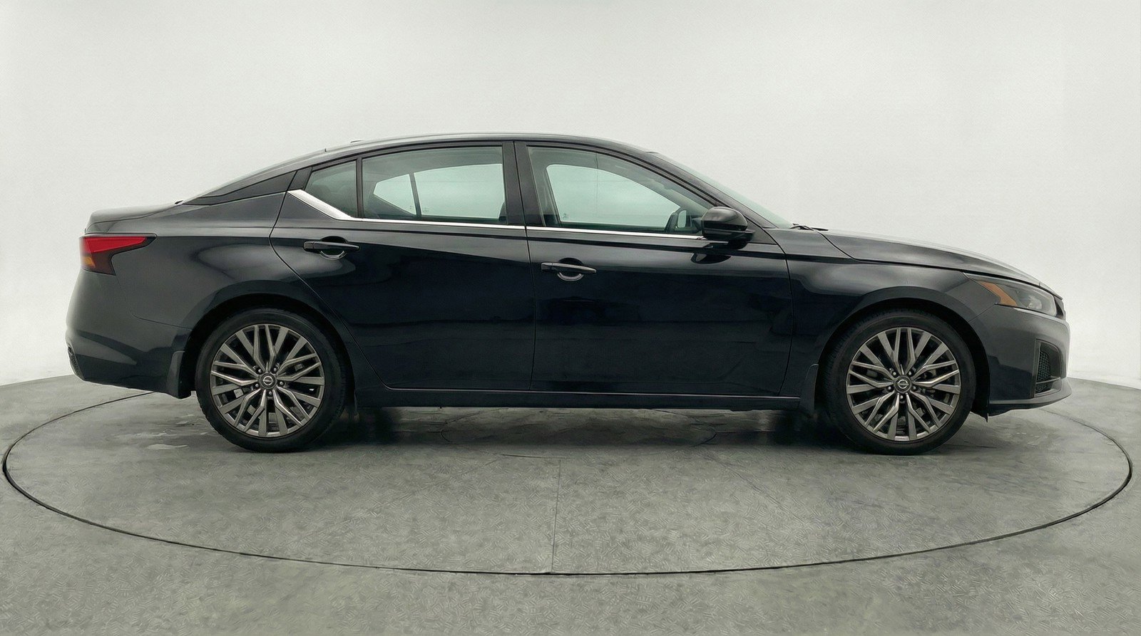 Used 2025 Nissan Altima 2.5 SV image 11