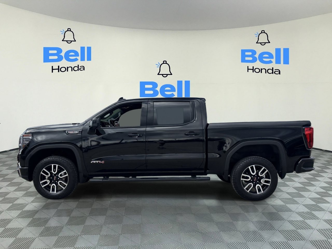 Used 2024 GMC Sierra 1500 AT4 w/ Technology Package AWD/4WD image 2