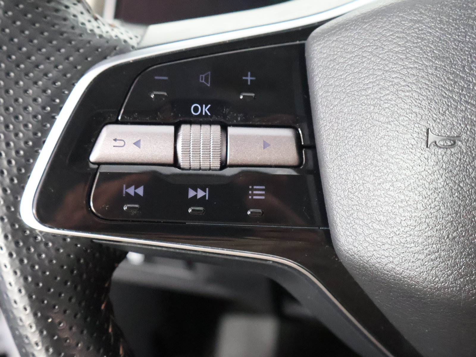 Used 2023 Nissan Ariya AWD image 25