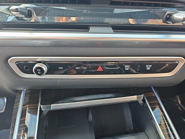 Used 2025 BMW X7 xDrive40i w/ M Sport Package image 26