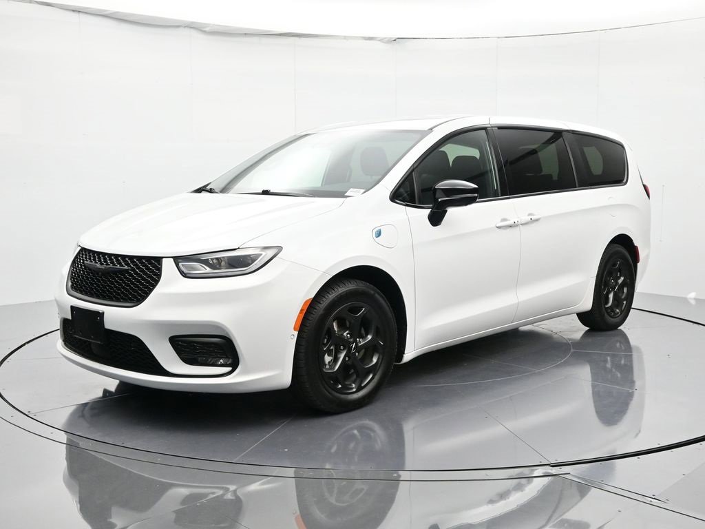 Used 2024 Chrysler Pacifica Select