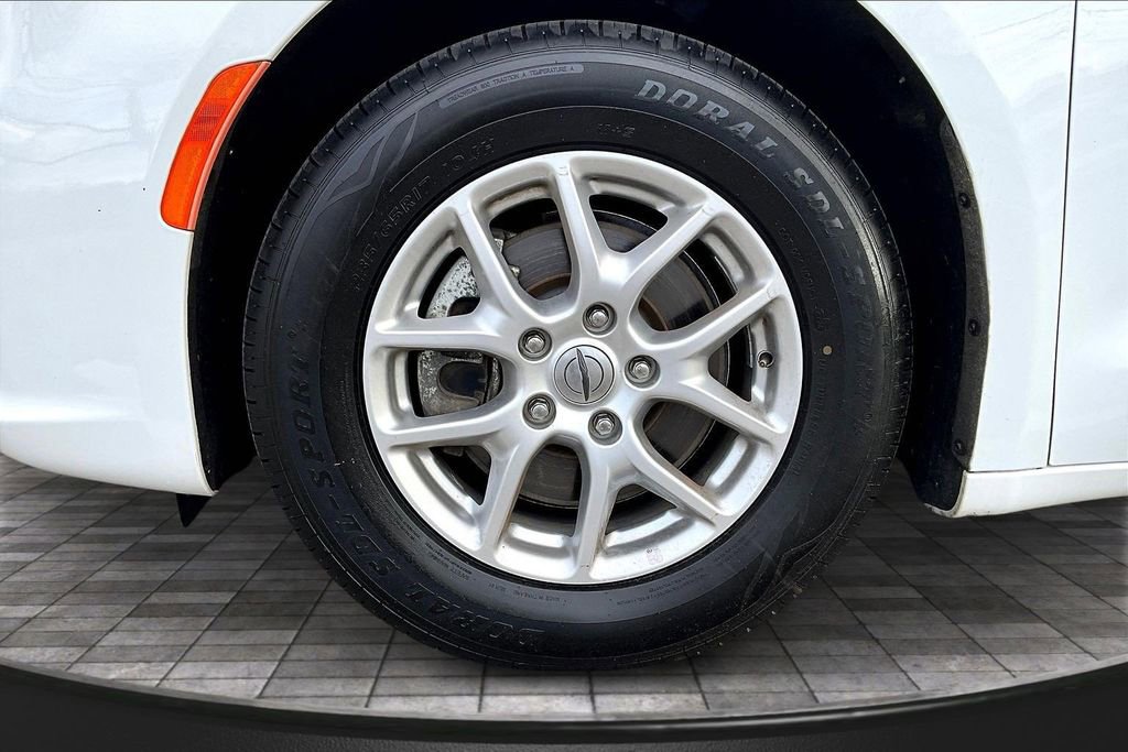 Used 2023 Chrysler Pacifica Touring-L image 33