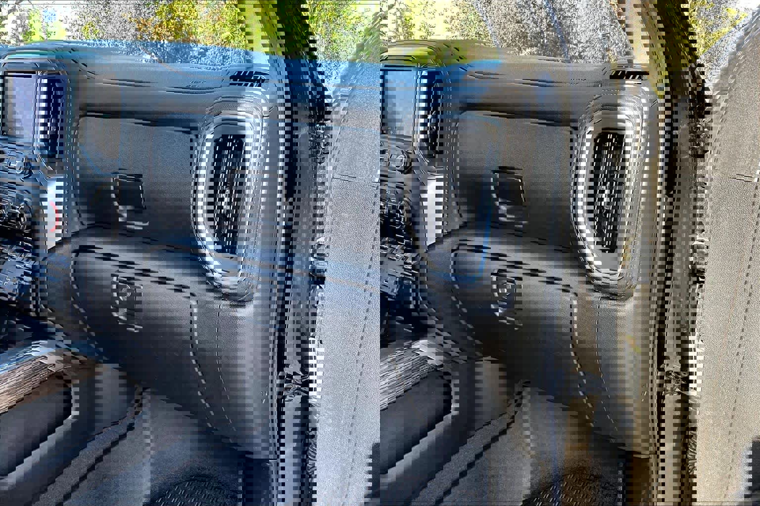 Used 2021 Chevrolet Silverado 1500 LT Trail Boss w/ Convenience Package II image 18