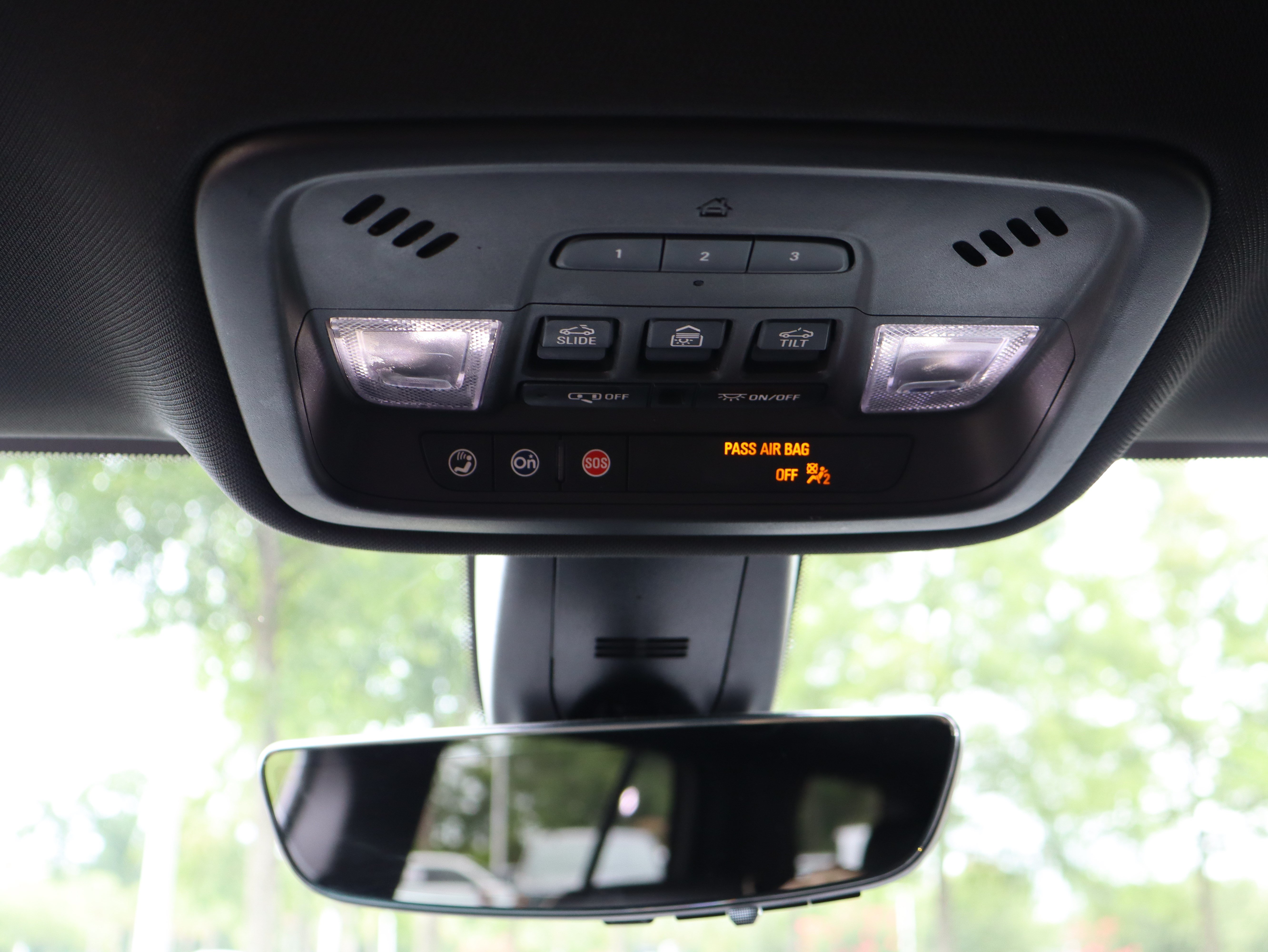 Used 2023 Chevrolet Traverse Premier FWD image 39