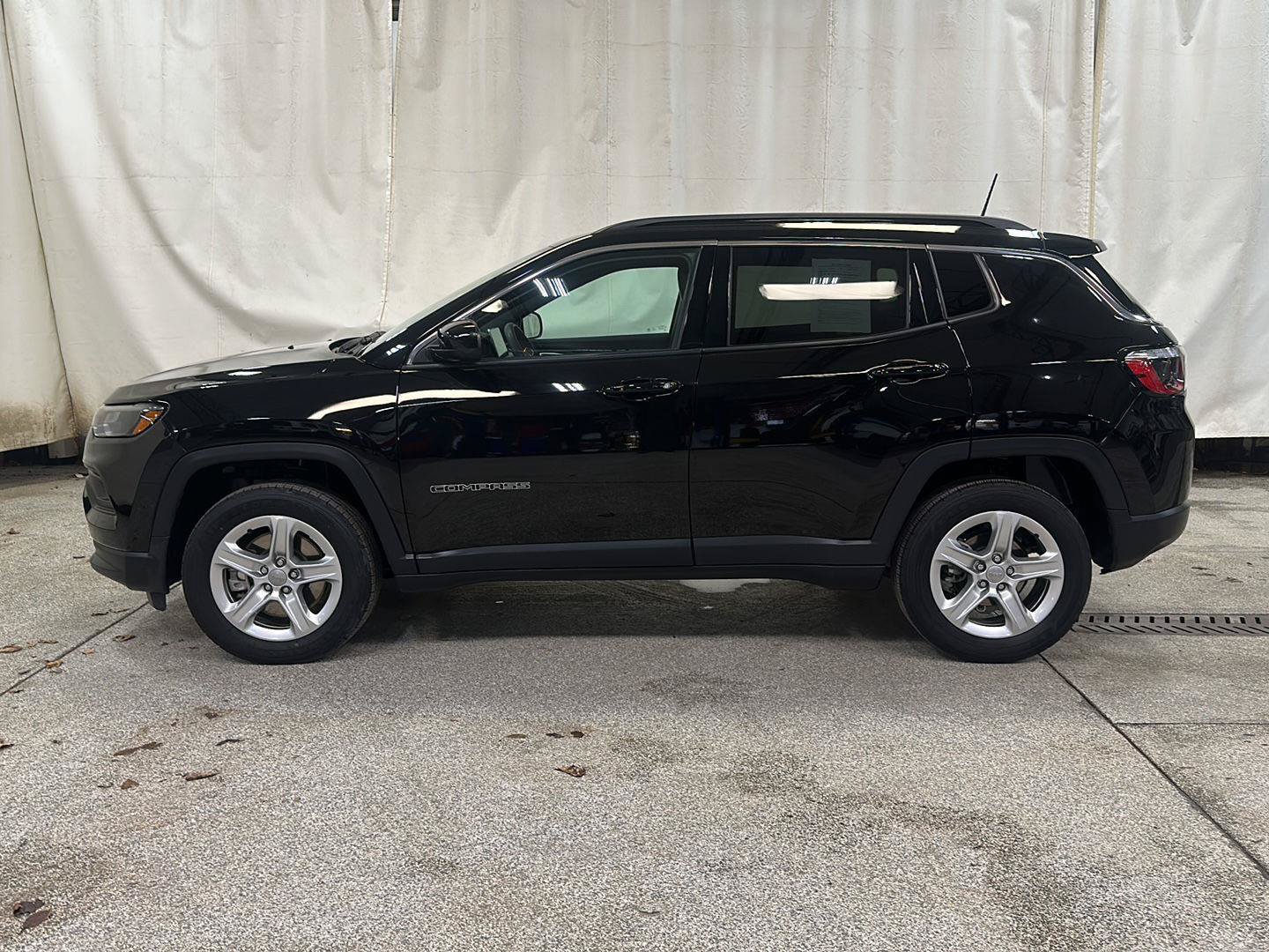 Used 2023 Jeep Compass Latitude w/ Convenience Group AWD/4WD image 2