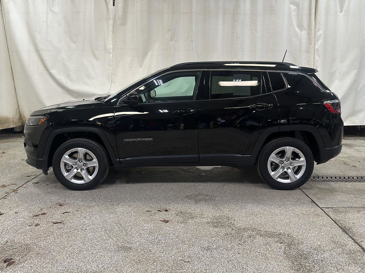 Used 2023 Jeep Compass Latitude w/ Convenience Group AWD/4WD image 2