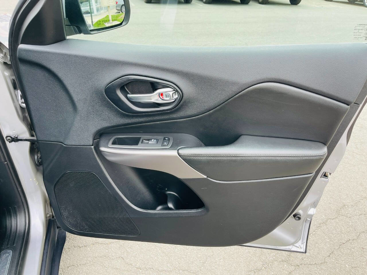 Used 2019 Jeep Cherokee Limited image 39