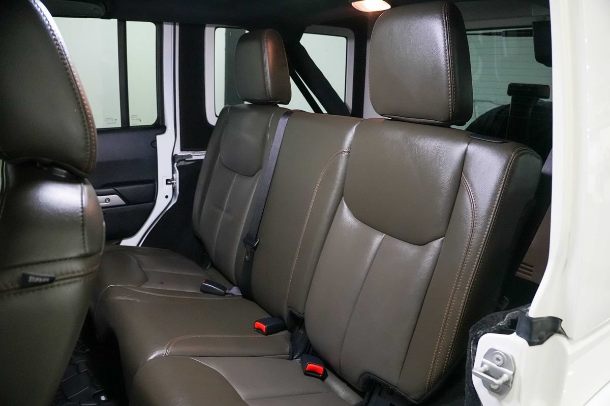 Used 2017 Jeep Wrangler Unlimited Sahara w/ Connectivity Group AWD/4WD image 19
