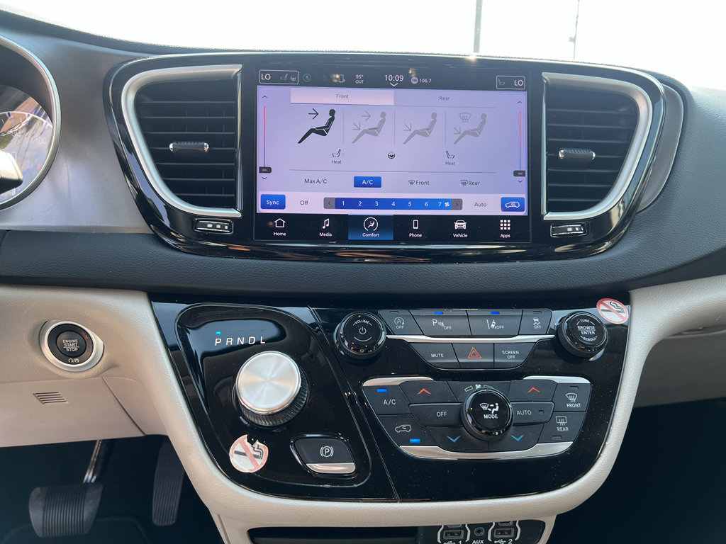 Used 2023 Chrysler Pacifica Touring-L FWD image 39