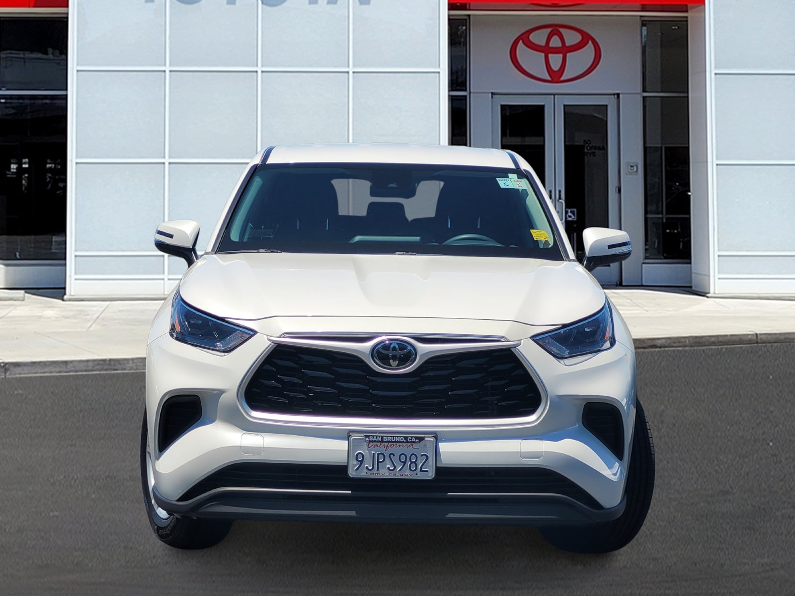 Used 2023 Toyota Highlander L AWD/4WD image 2