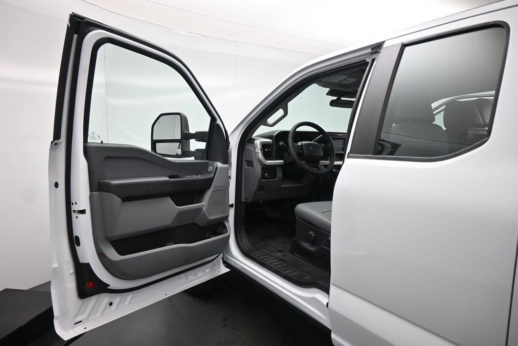 New 2026 Ford F250 XL w/ XL Chrome Package RWD image 8