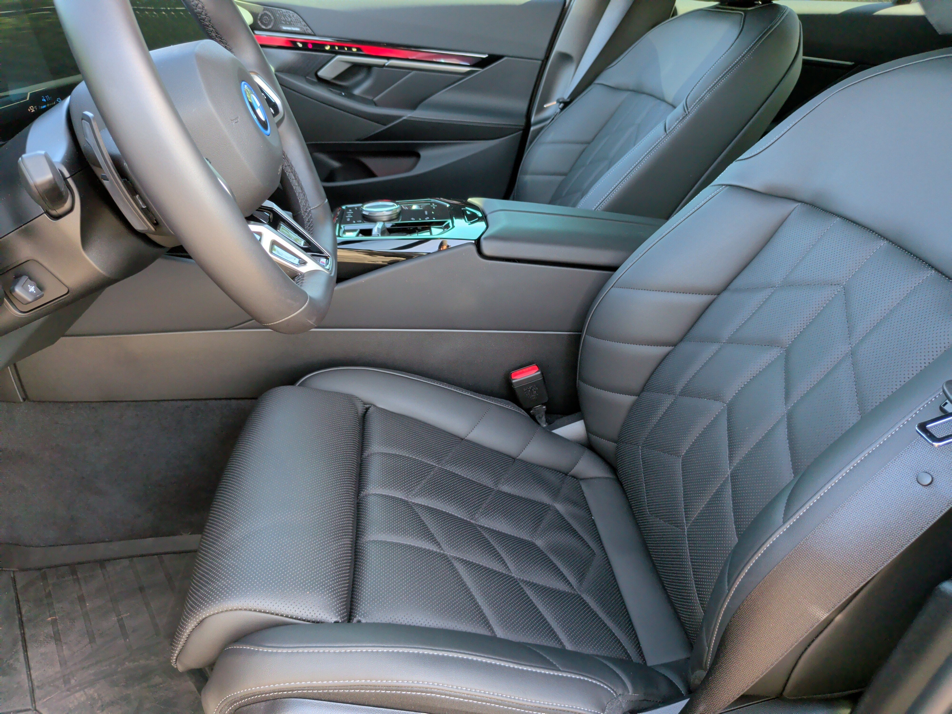 Certified 2025 BMW 550e xDrive 550e xDrive w/ Premium Package image 29