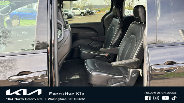 Used 2025 Chrysler Pacifica Limited FWD image 19