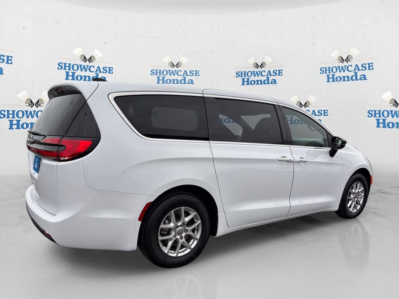 Used 2024 Chrysler Pacifica Touring FWD image 8