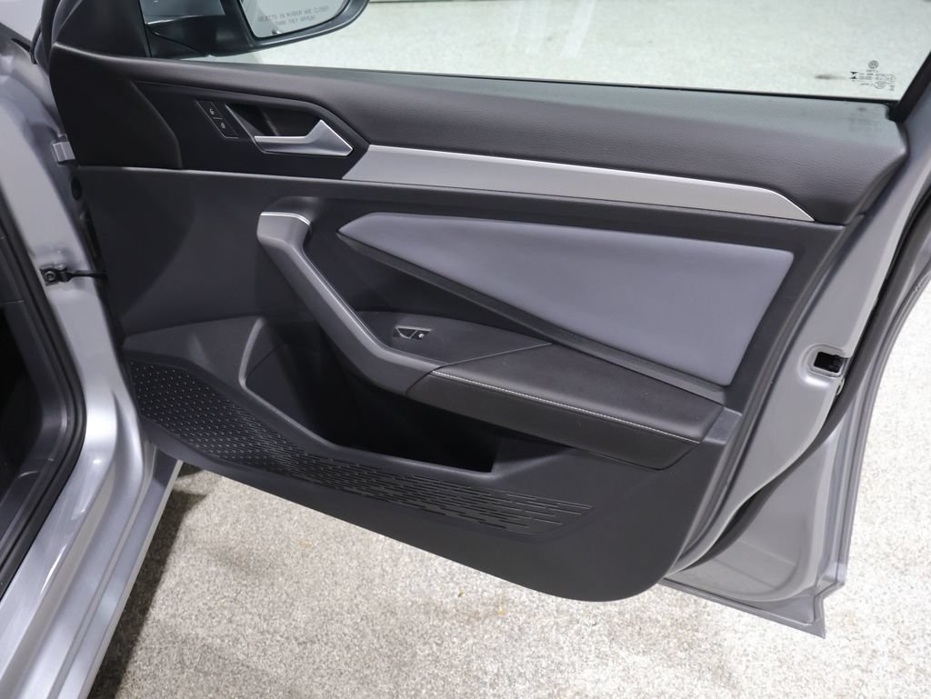 Used 2025 Volkswagen Jetta SE FWD image 26