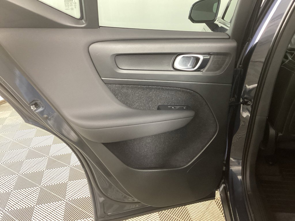 Used 2021 Volvo XC40 T5 Momentum w/ Premium Package image 14