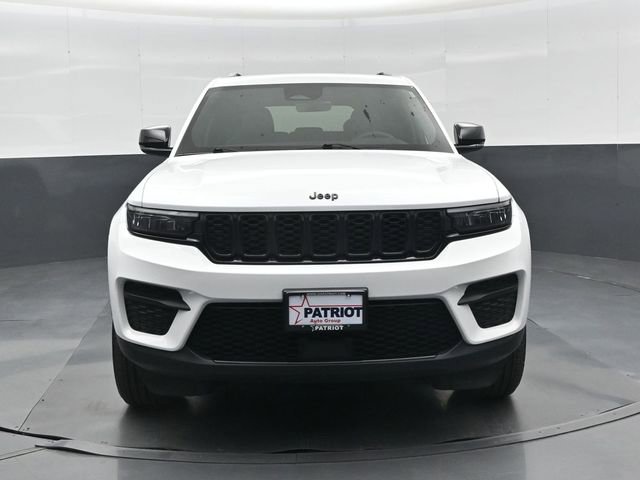 Used 2025 Jeep Grand Cherokee Altitude AWD/4WD image 9