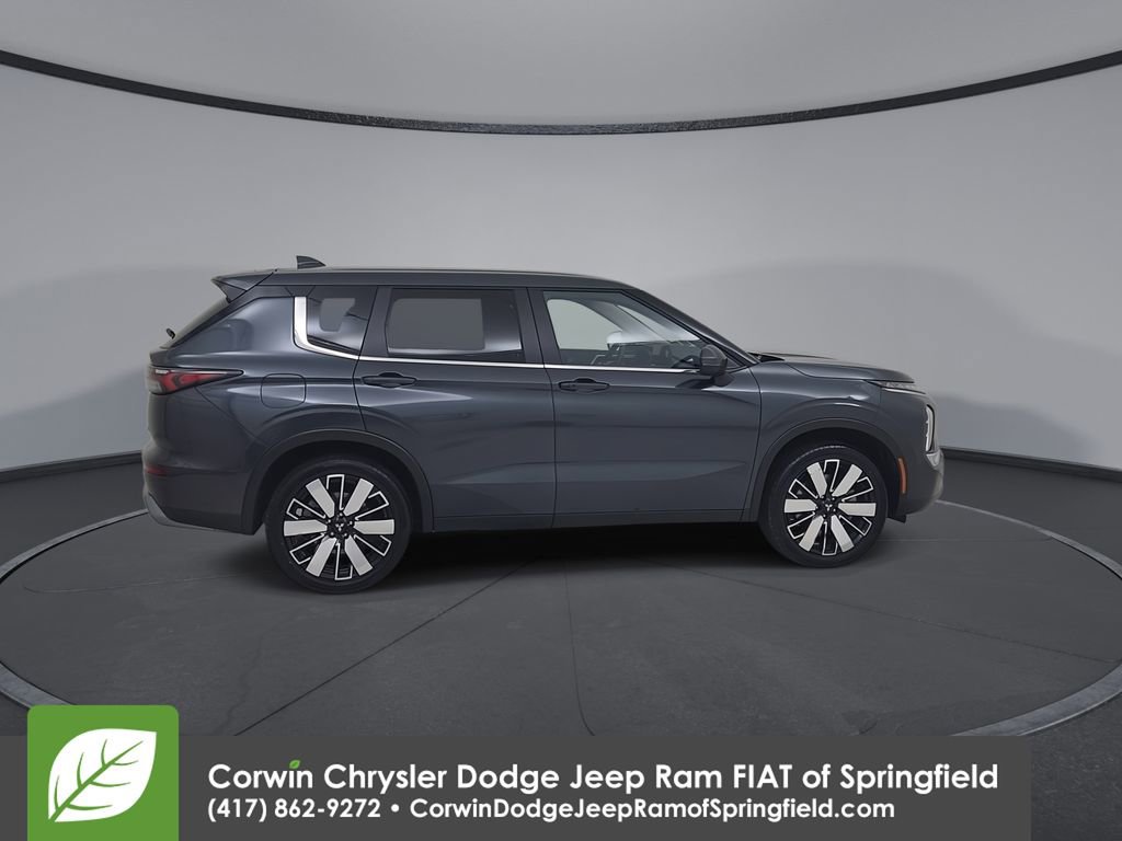 Used 2025 Mitsubishi Outlander SE image 16