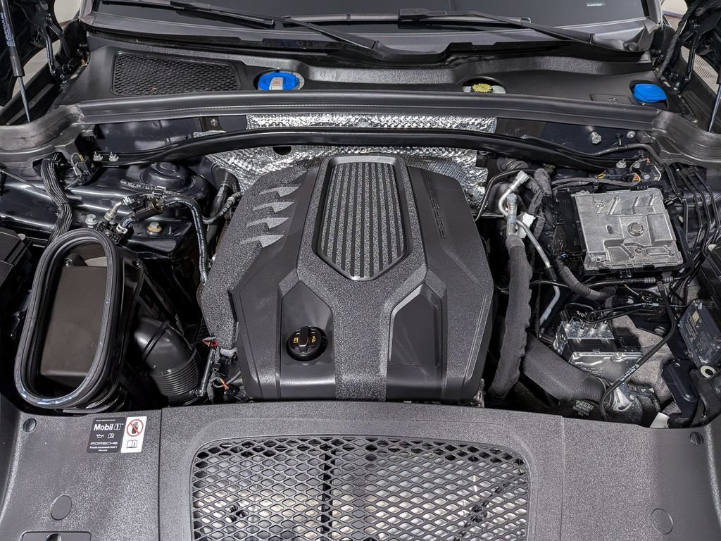 Used 2025 Porsche Macan AWD/4WD image 48