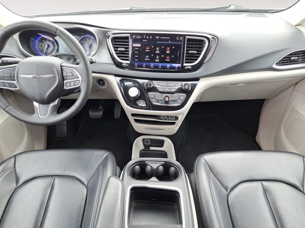 Used 2023 Chrysler Pacifica Touring-L image 11