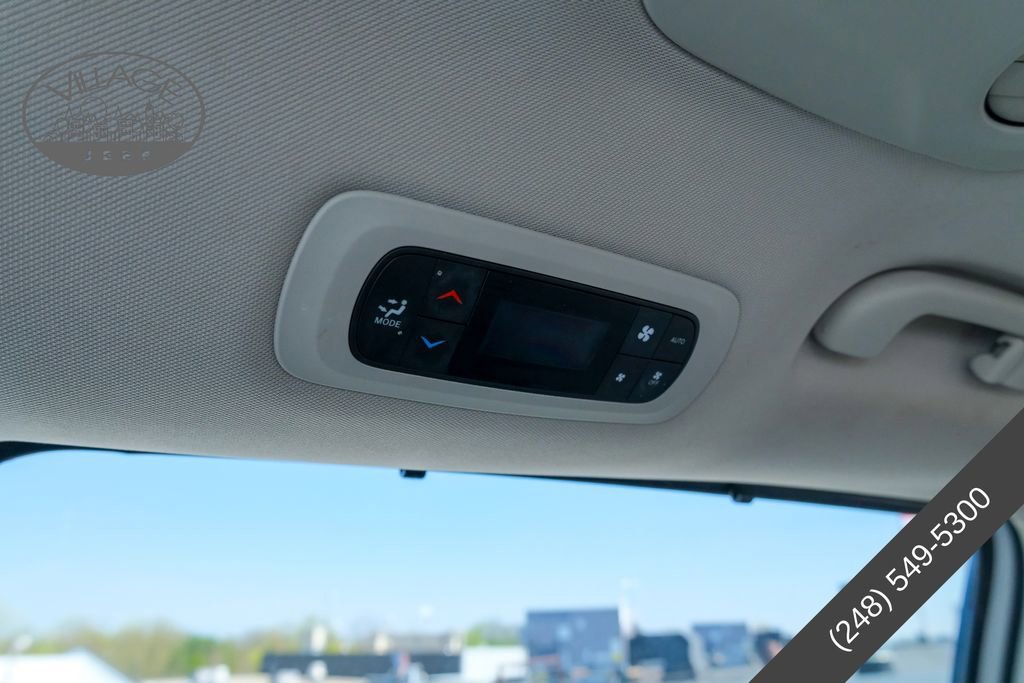 Used 2021 Chrysler Pacifica Touring-L FWD image 25