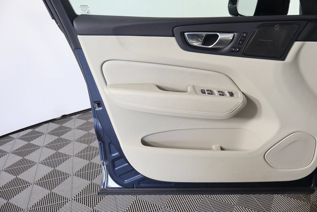 Used 2024 Volvo XC60 T8 Plus AWD/4WD image 12