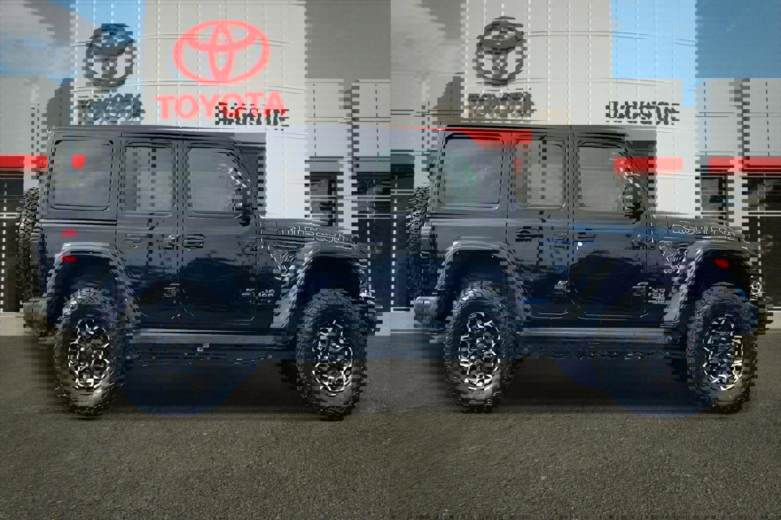 Used 2021 Jeep Wrangler Unlimited Rubicon 4xe w/ Steel Bumper Group image 2