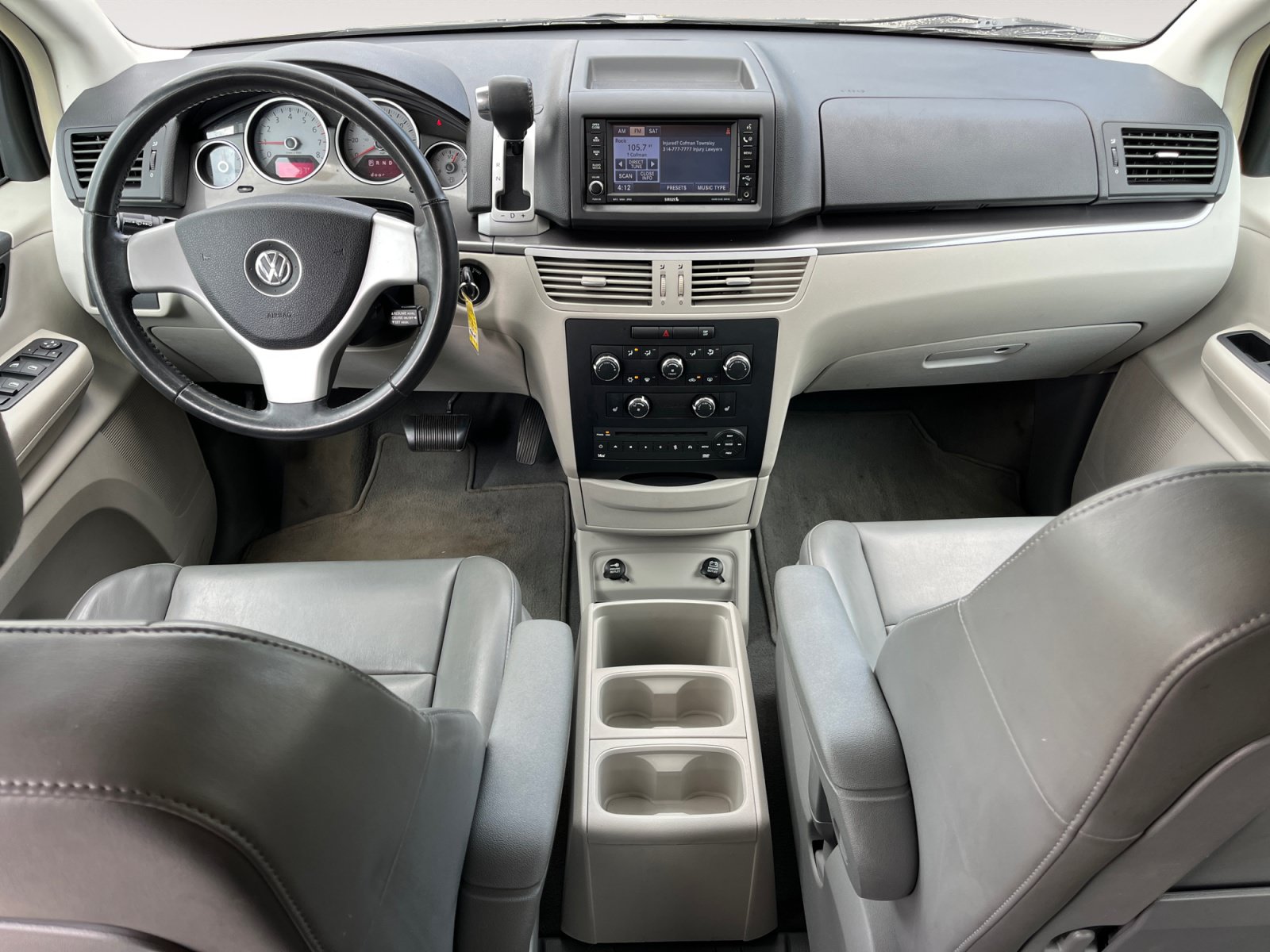 Used 2010 Volkswagen Routan SE FWD image 10