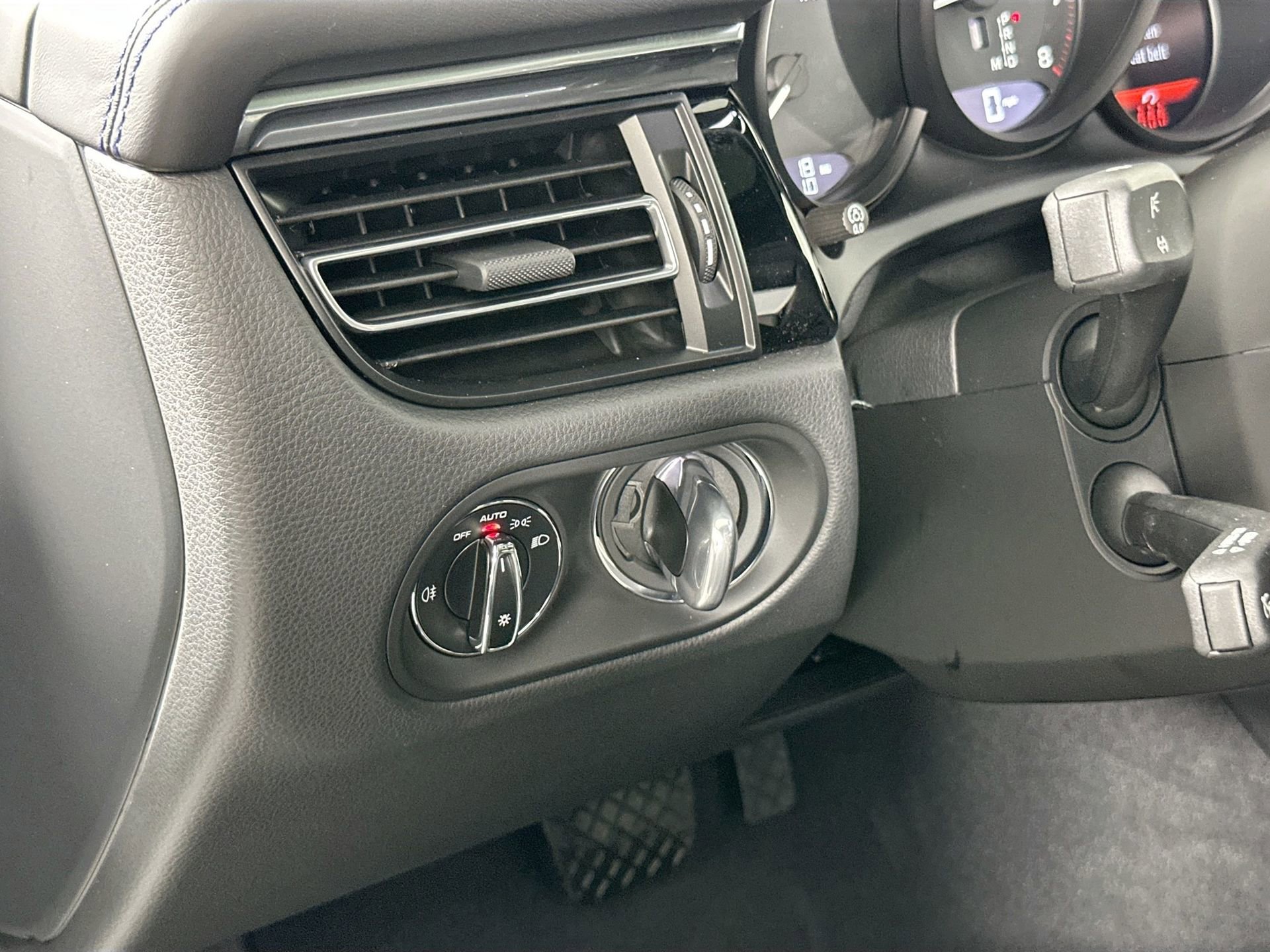 Certified 2025 Porsche Macan image 35