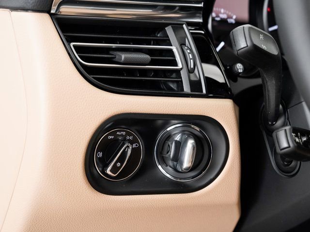 Certified 2025 Porsche Macan image 10