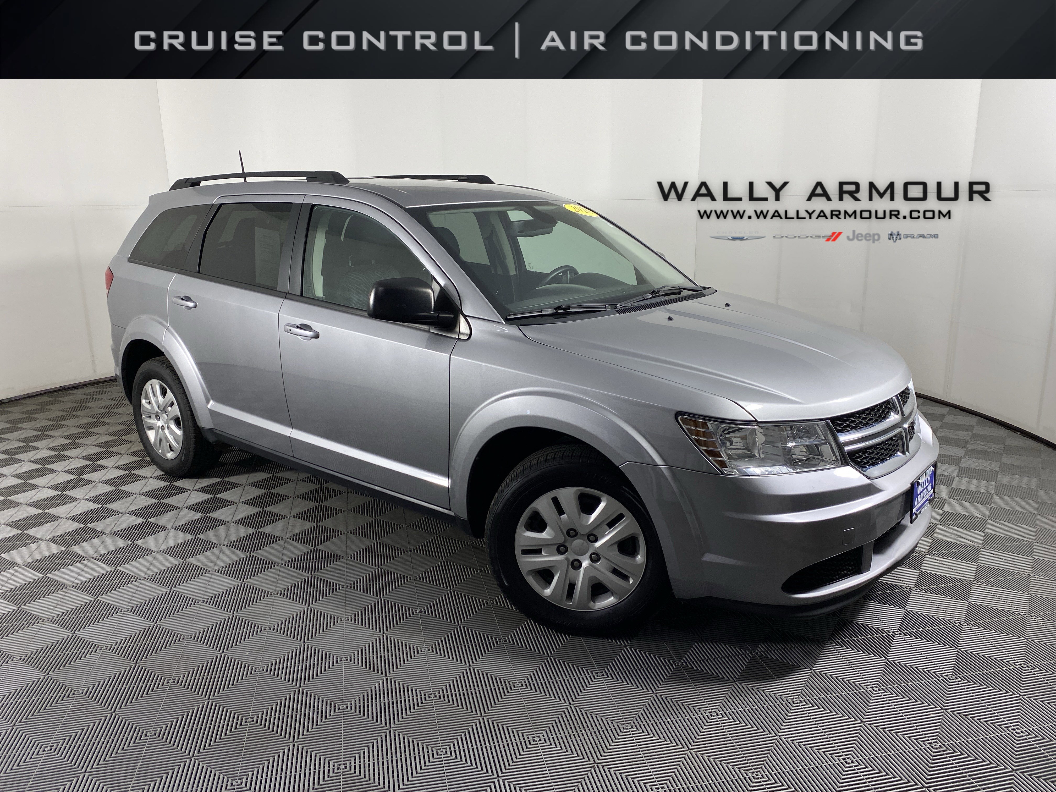 Used 2020 Dodge Journey SE image 1