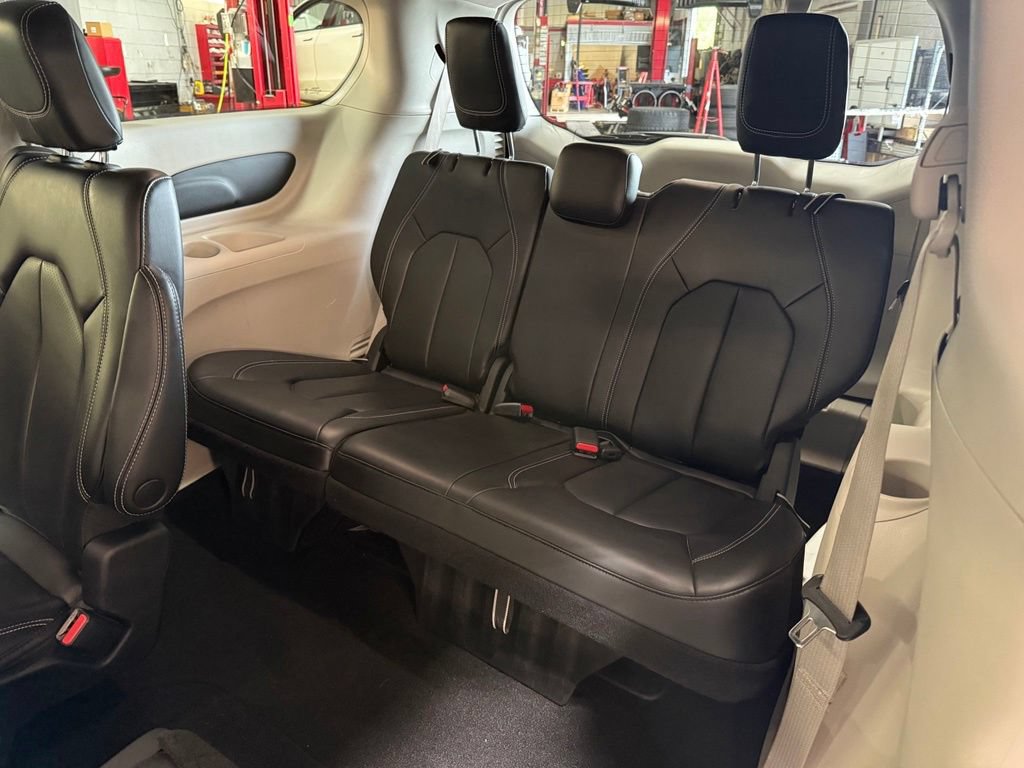 Used 2023 Chrysler Pacifica Touring-L AWD/4WD image 24