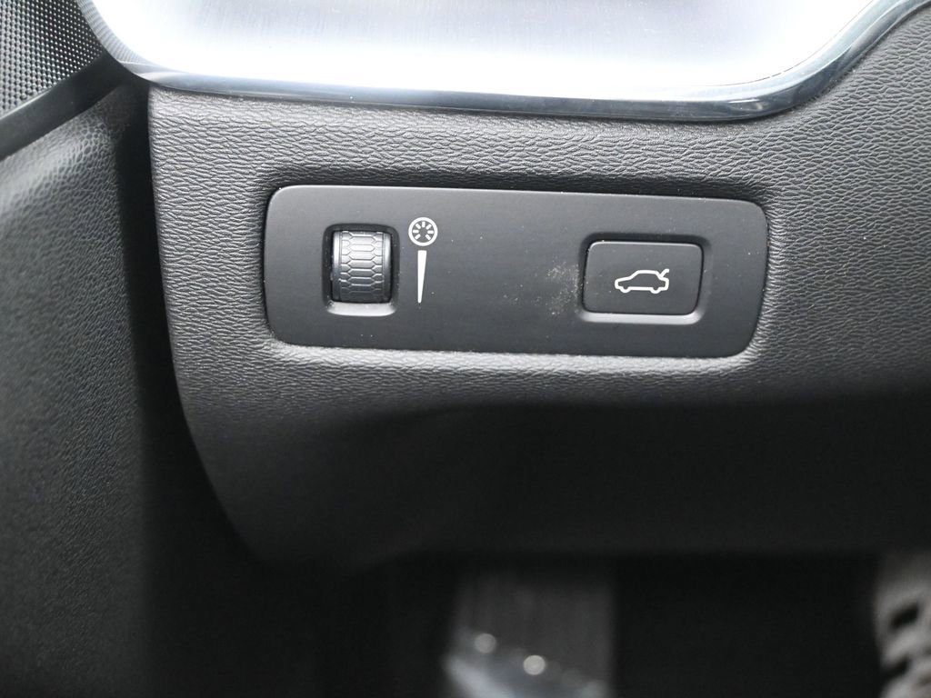 Used 2020 Volvo XC60 T6 Momentum image 15