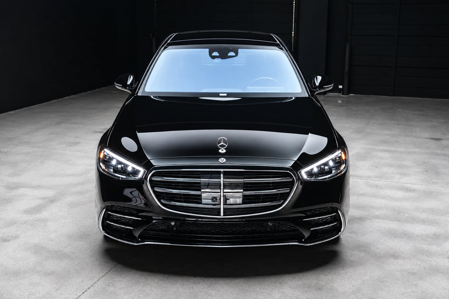 Used 2022 Mercedes-Benz S 500 4MATIC w/ AMG Line Package image 3