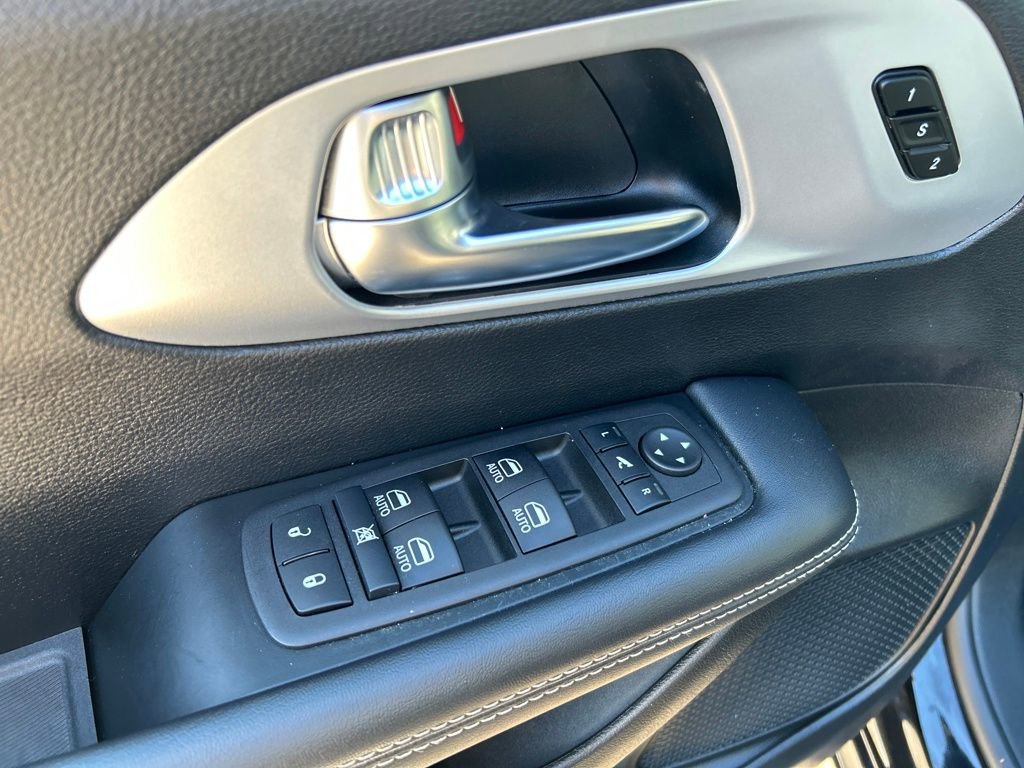 Used 2025 Chrysler Pacifica Limited image 19
