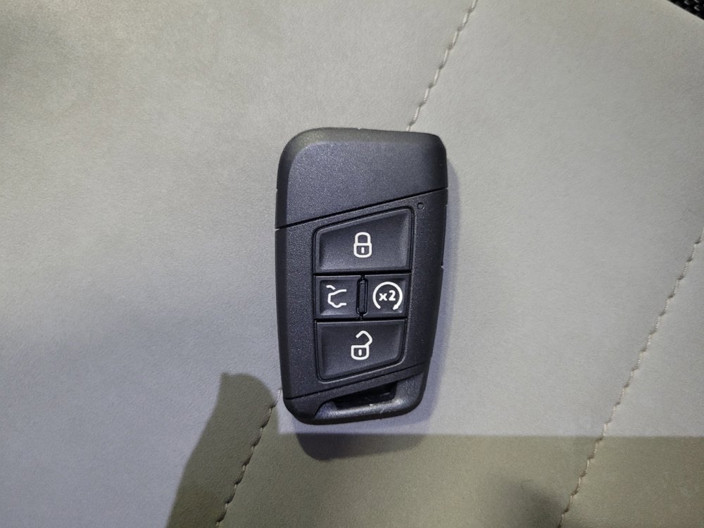 Used 2023 Volkswagen Taos SE w/ Panoramic Sunroof Package FWD image 32