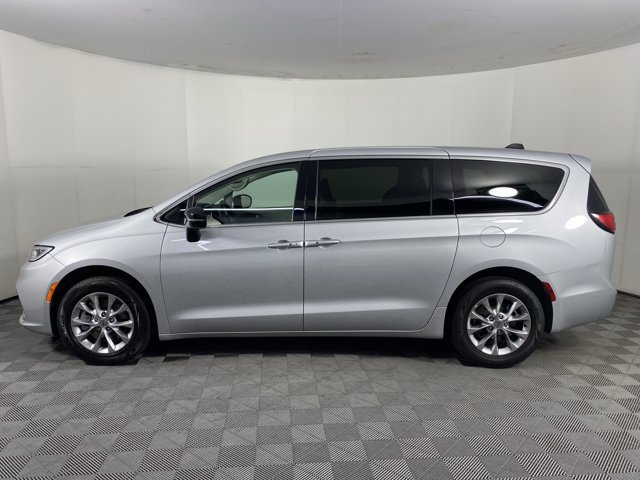 Used 2024 Chrysler Pacifica Touring-L AWD/4WD image 9