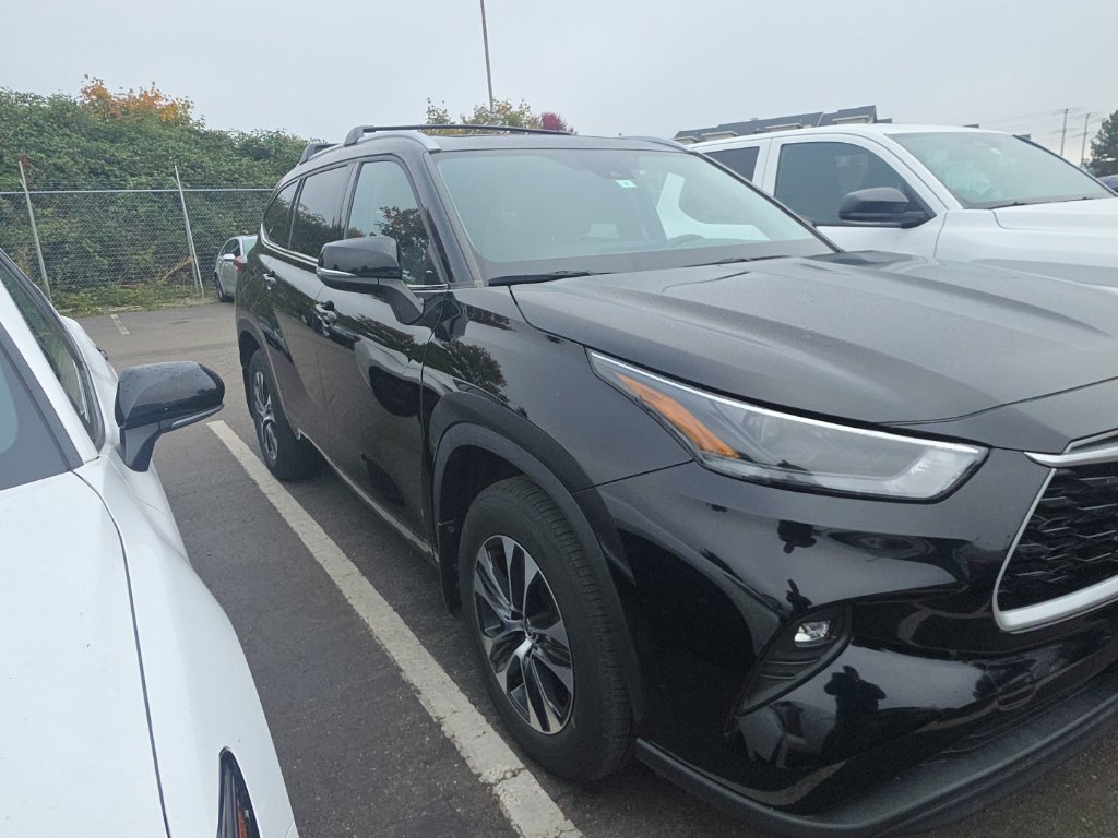 Used 2022 Toyota Highlander XLE AWD/4WD image 2