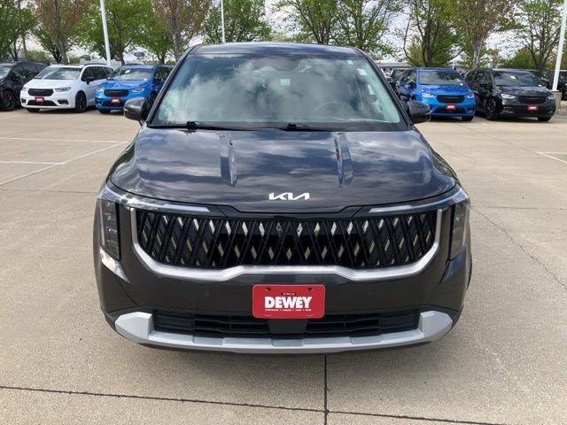 Used 2025 Kia Carnival FWD image 2