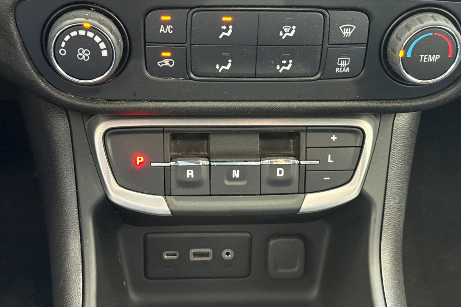 Used 2024 GMC Terrain SLE AWD/4WD image 31
