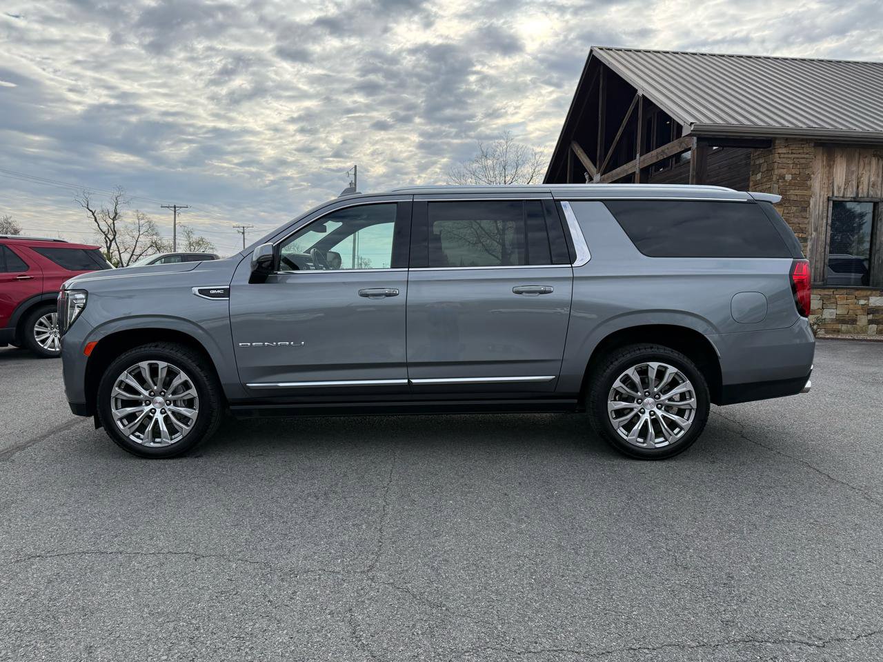 Used 2022 GMC Yukon XL Denali AWD/4WD image 3